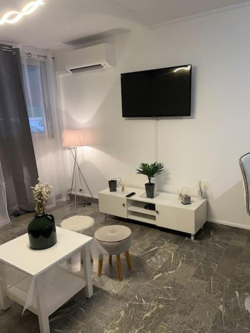 Апартаменти Chez Julien & Ornella Сен-Лоран-дю-Вар Екстер'єр фото